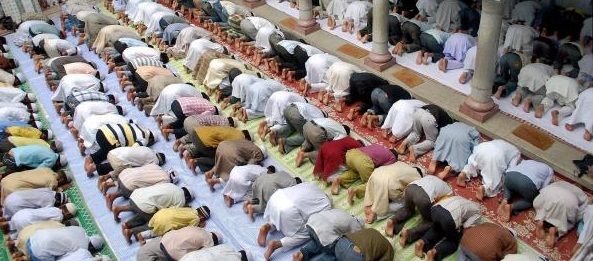 UP: Devotees first time offer ‘Alvida namaz’ peacefully at mosques instead of public places